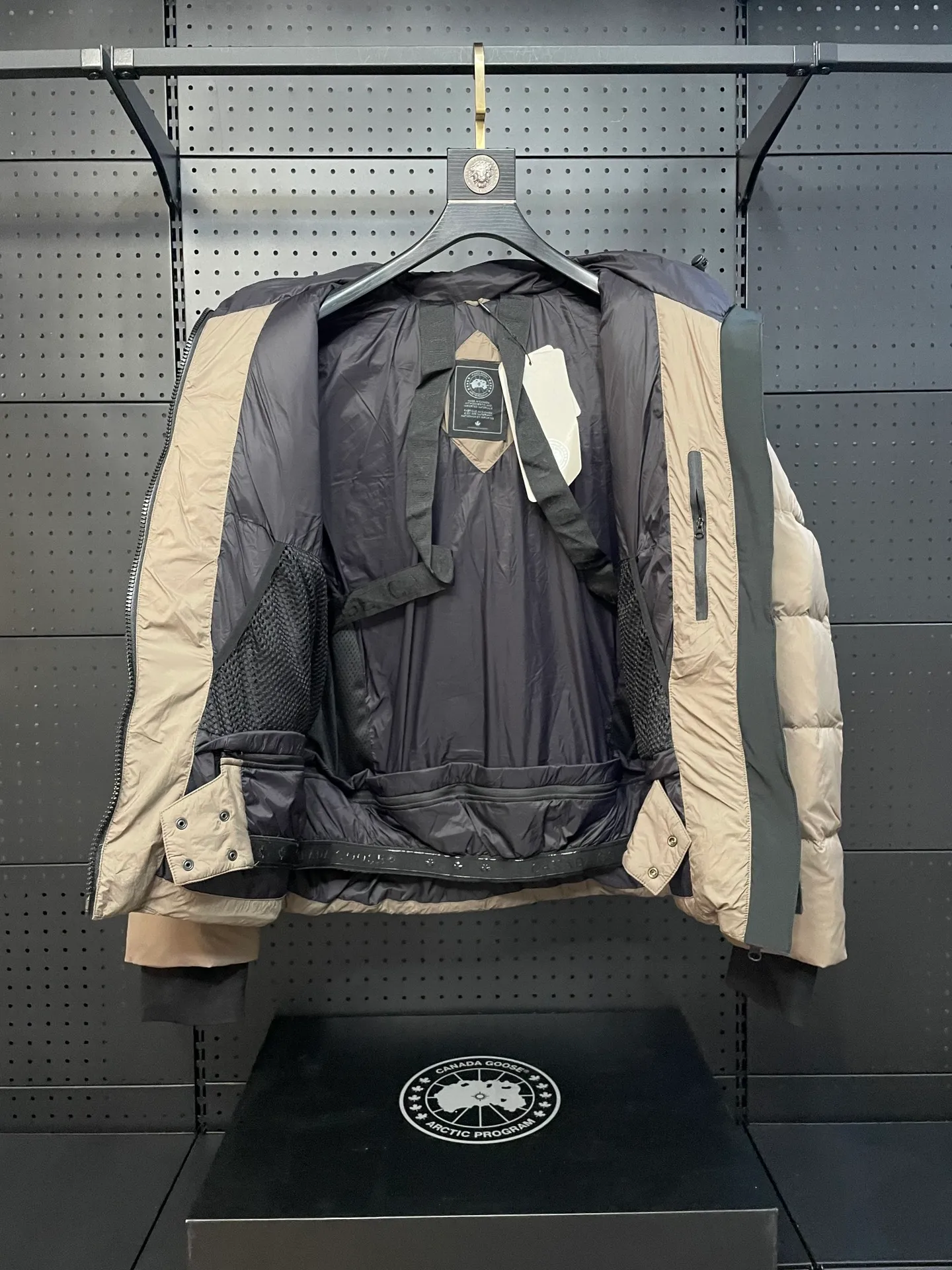 P860 Ouyang Nana second generation Canad goose black label down jacket is a must-have goose black label down jacket in the outerwear industry! The latest designer styles! The goose down jacket has always been a popular element of fashion and is loved by experts from all walks of life! Fashionable hooded cut, high-end customer-supplied fine goose down, high resilience, smooth zipper, strong and firm. Pockets on both sides can store small items, free your hands, and you can go out without worries. It can also meet the need of putting your hands in your pockets👏👏Produced by Big Goose, it can be used as a group uniform by many celebrities. This down jacket uses a double-layer anti-down lining design, which has strong windproof performance and will be very warm in winter! New standard 90% goose down filling, high fluffiness, windproof hooded design. When walking outdoors, pull the collar to the highest position, put your hands in the pockets and it will be very warm. It can be easily controlled by all body types! The interior is equipped with an elastic snow skirt design for better wrapping. The simple and neat style design highlights the masculine temperament. The impeccable style is classic and never goes out of style. It is warm and practical, and it is versatile! You can enter with your eyes closed!    Size: XS-XXL